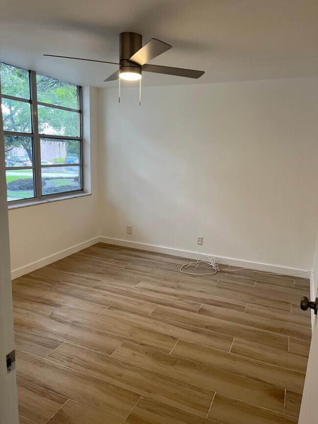 Building Photo - 9441 Live Oak Pl
