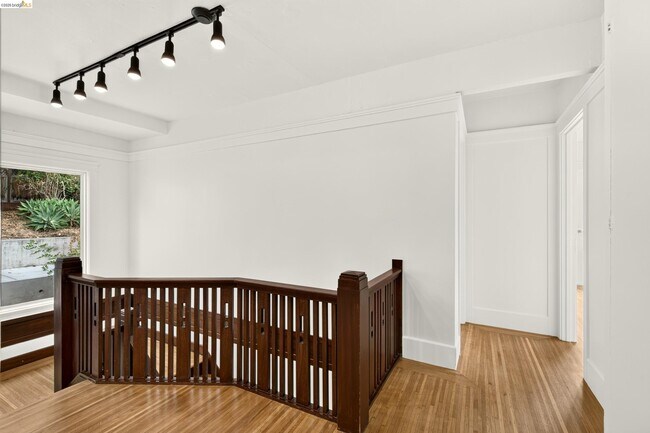 Building Photo - 846 Mandana Blvd