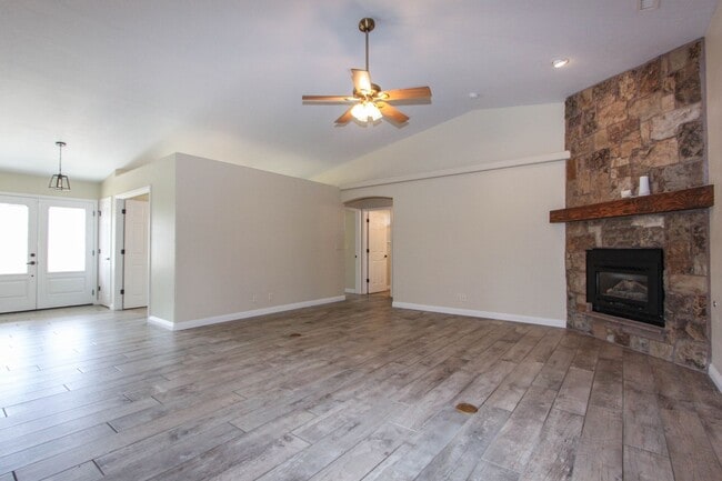 Building Photo - 3 Bedroom Home in Viewpoint East  Applicat...