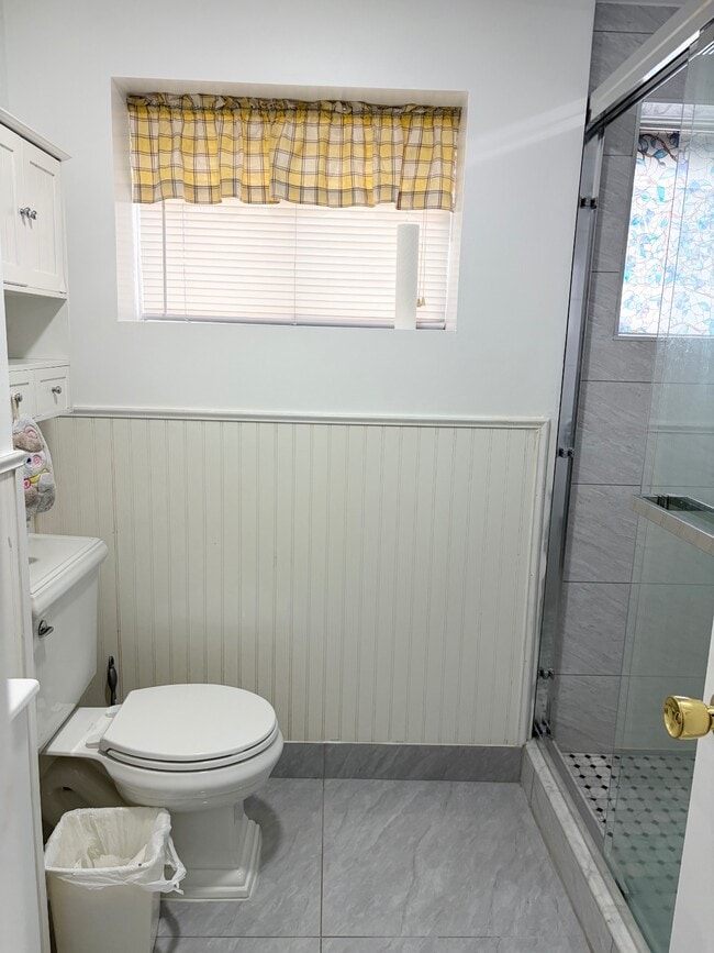 Building Photo - 107 Ebony St