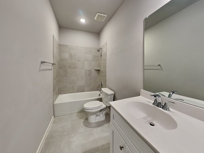 Building Photo - 162 Camelia St