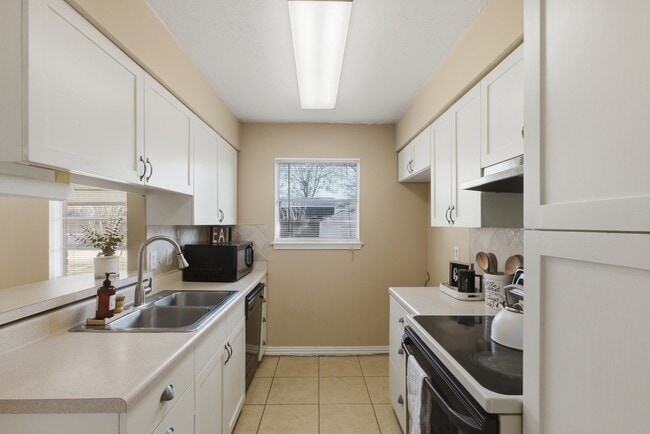 Building Photo - 13627 Greenway Dr