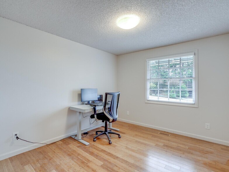 Building Photo - 3902 NE 135th Ave