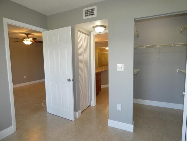 Building Photo - 2841 N Oakland Forest Dr