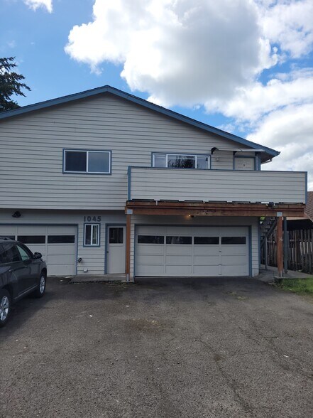 unit d goes across the 2 double car garages. unit d includes 1/2 of a garage. - 1045 S Jasper St