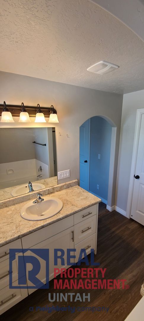 Building Photo - Cozy 3 Bedroom 2 1/2 Bath Condo