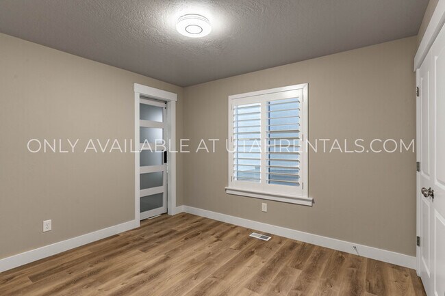 Building Photo - 4143 N Fairfield Dr