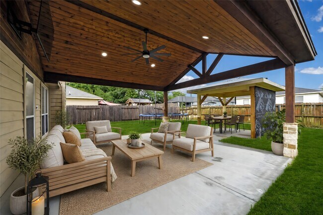 Building Photo - 2214 Shady Pine Dr
