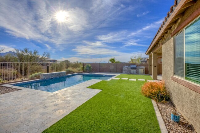 Building Photo - Very Special Oro Valley Home with Pool and Mountain Views!