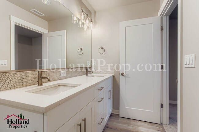 Building Photo - **Price drop: $2395 + $150.00 off for your first 3 months**- Lovely 3 bedroom home in Hillsboro