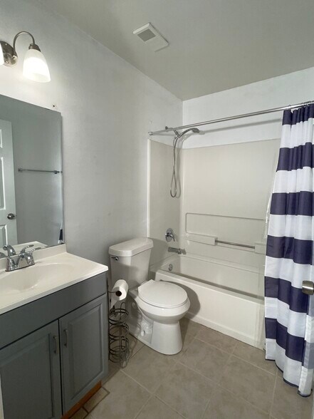Building Photo - 2195 Timberwood Cir N