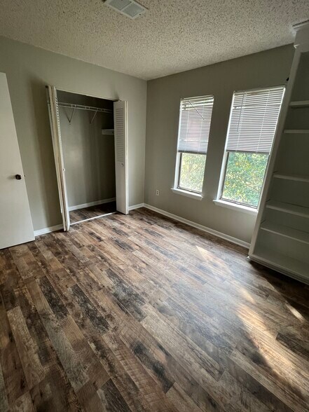 Building Photo - 537 Hickory Hill Dr