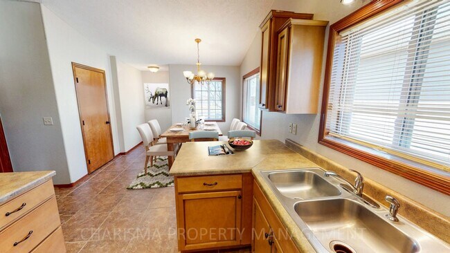 Building Photo - BEAUTIFUL 3 BD, 2 BA TOWNHOME WITH A FULLY...