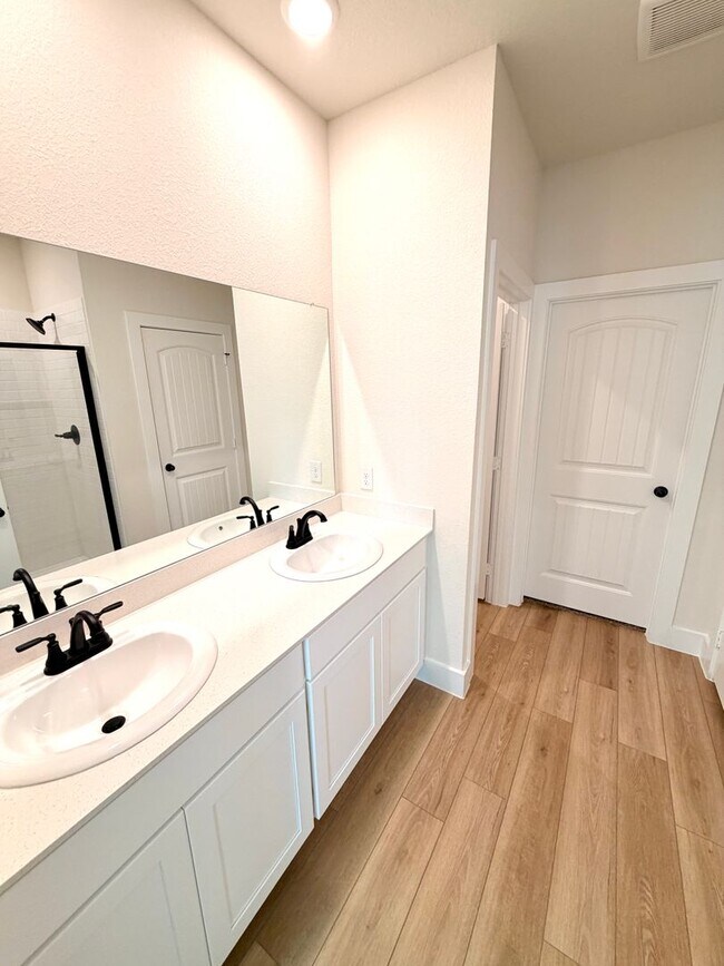 Building Photo - 2900 Woodbrook Dr