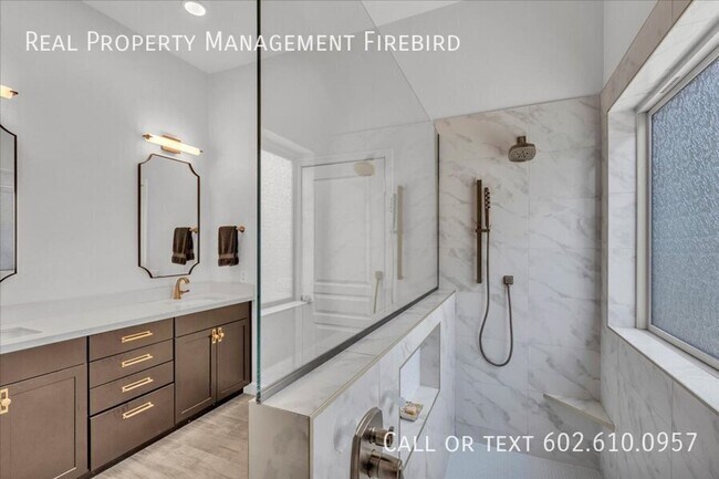 Building Photo - 4921 S Vista Pl