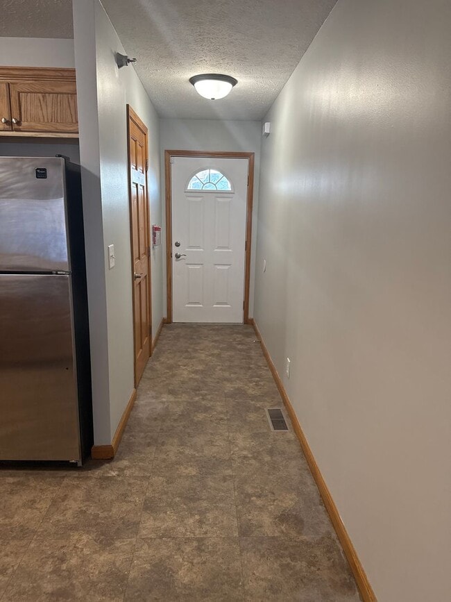 Building Photo - Newly renovated west side duplex with full basement!