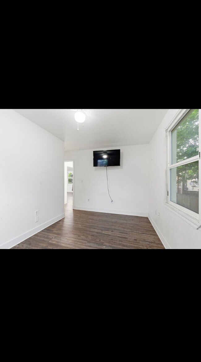 Building Photo - 554 E Bridgeport Ave