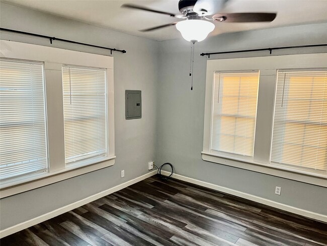 Building Photo - 106 N Eastwood St