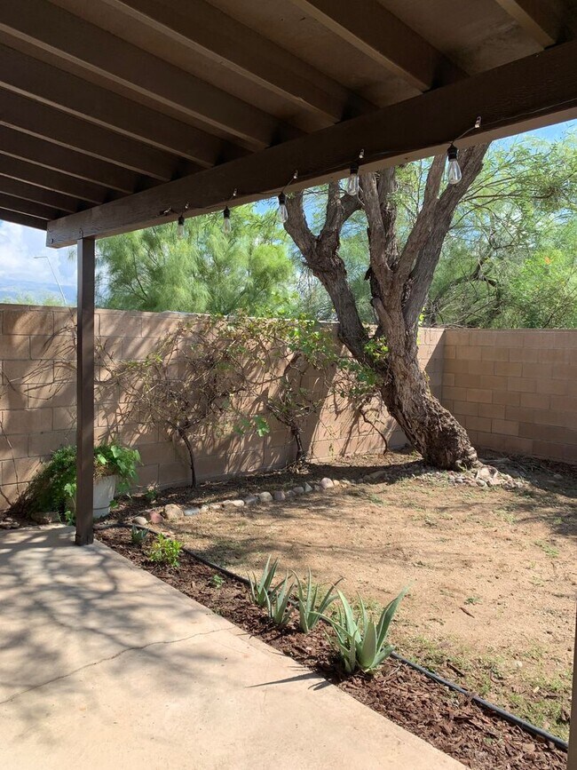 Building Photo - 3 bedroom 2 bath
