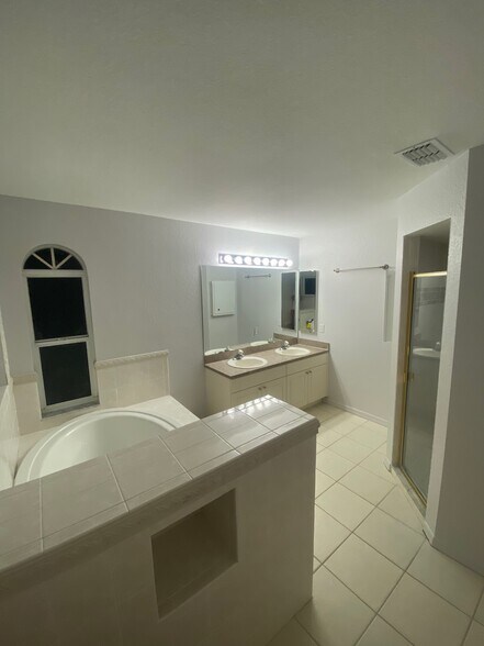 Building Photo - 9260 Sedgefield Rd