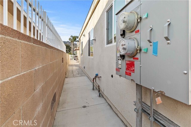 Building Photo - 702 E Glenoaks Blvd