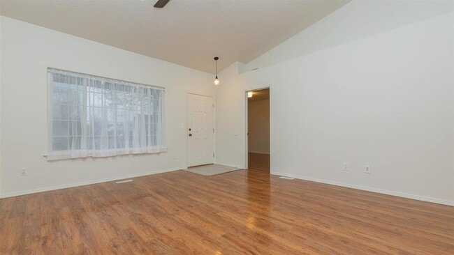 Building Photo - Welcome to this spacious 5-bedroom, 2-bathroom home in Nampa, ID