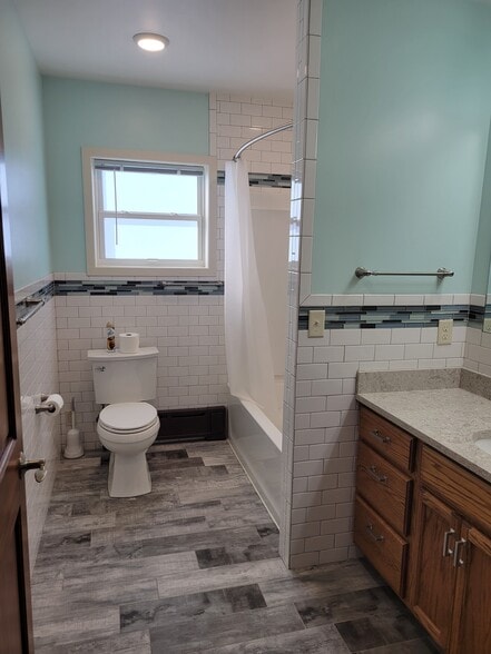 2nd Floor Bathroom - 4605 Oneida St