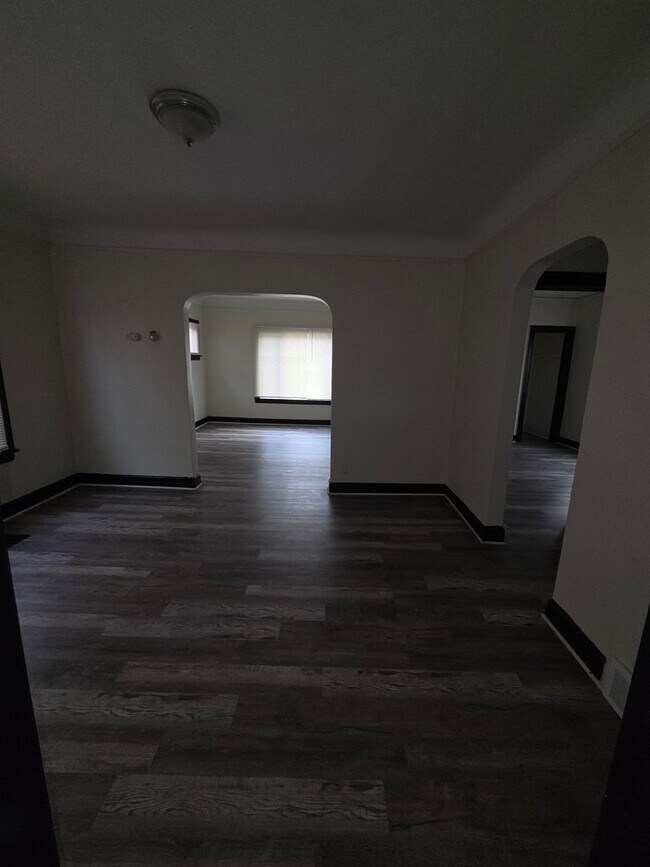 Building Photo - Three Bedroom Open Floorplan