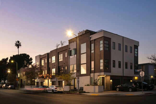 Building Photo - 1301 Tamarind Ave