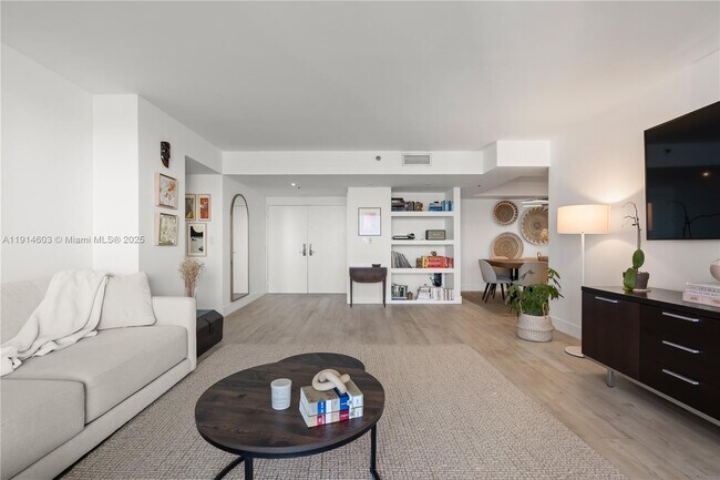 Building Photo - 1581 Brickell Ave