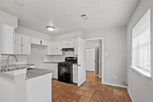 Building Photo - 5107 Selinsky Rd