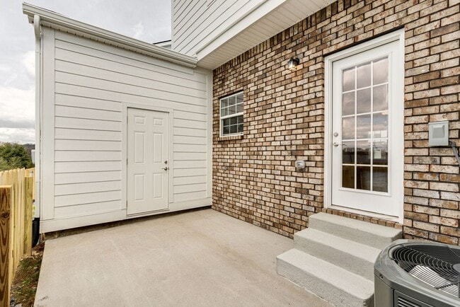 Building Photo - Townhome in Goodlettsville, Only 12 miles ...