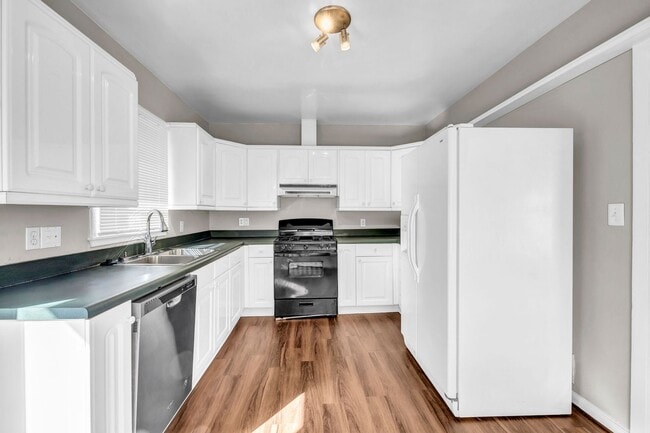 Building Photo - 1870 Windemere Dr NE