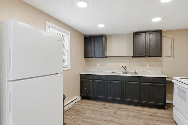 Building Photo - 2 Bed / 1 Bath. Off street parking.