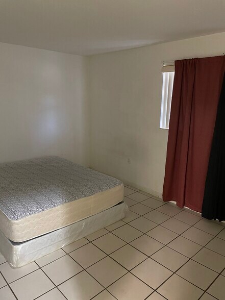Building Photo - 465 S Royal Poinciana Blvd