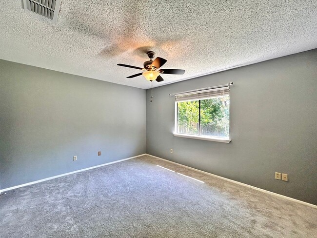 Building Photo - Nice & Cozy 2/BR 1/BA Home with Fenced Yar...