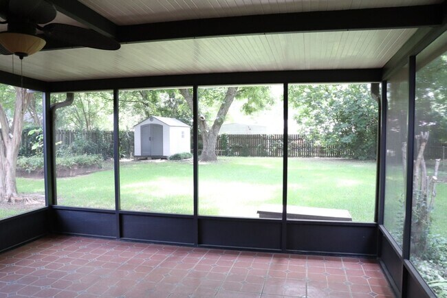 Building Photo - Irresistible 3-bedroom will leave you deli...