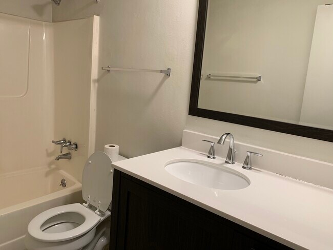 Building Photo - 605 Woodmere Dr