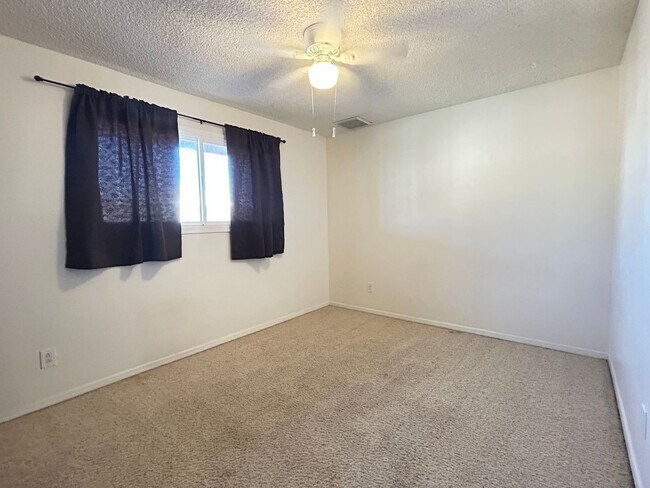 Building Photo - 4 Bedroom, 2 Bathroom Updated home with Pool!