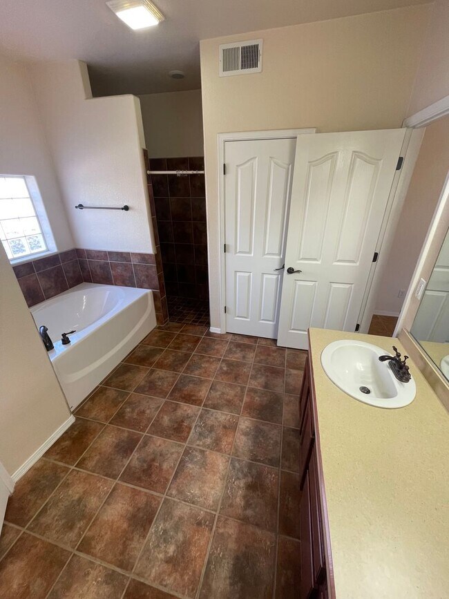 Building Photo - Lovely 4 Bedroom/2 Bath home in Parkhill E...
