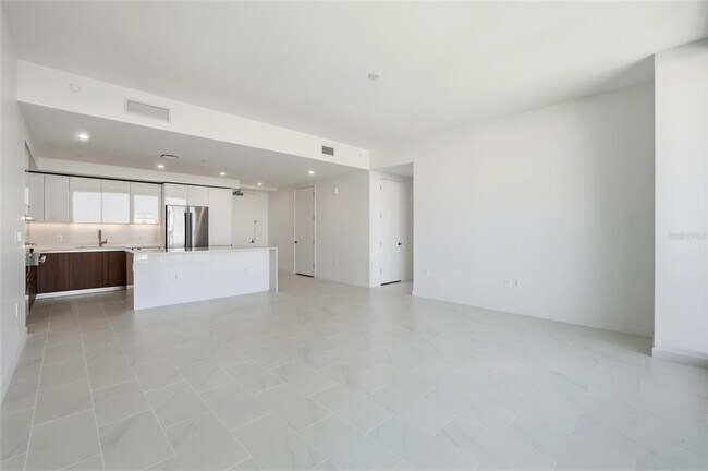 Building Photo - 400 Central Ave