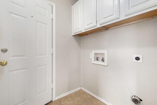 Building Photo - Beuatiful Home in Dallas County