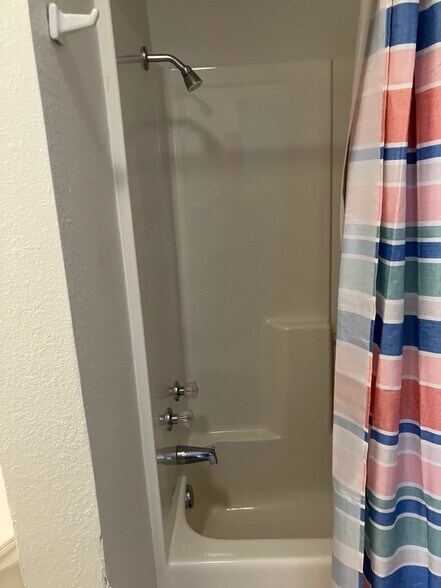 Full sized tub/shower combo - 1085 Arcadia Dr