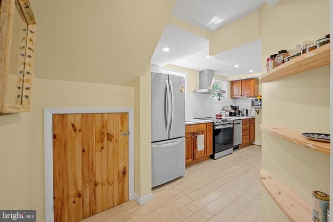 Building Photo - 5929 Avon Dr