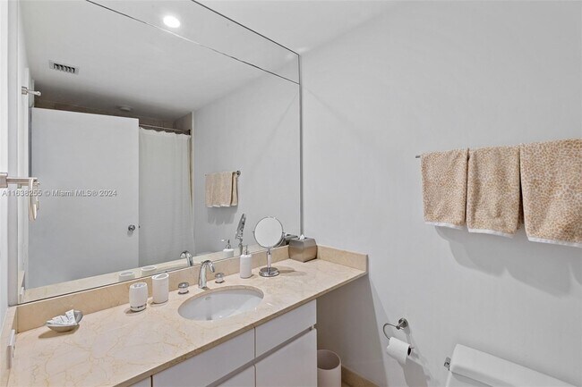 Building Photo - 808 Brickell Key Dr