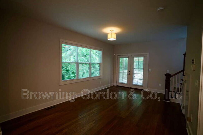 Building Photo - 540C Moore Ave