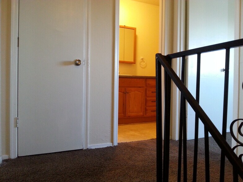 Building Photo - 2101 Elm St SE