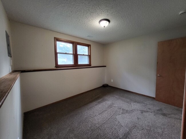 Building Photo - Spacious 4 bedroom home!
