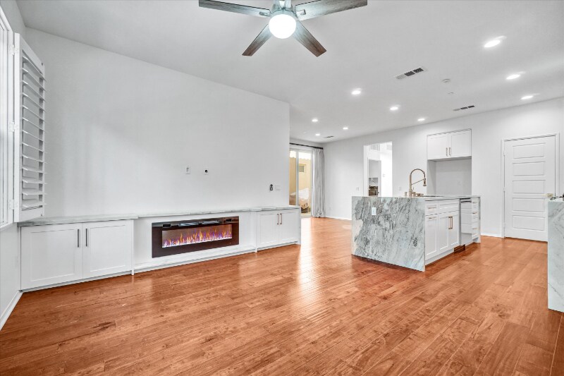 Building Photo - 519 S Melrose St