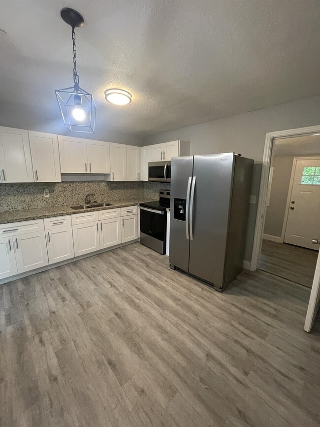 Building Photo - 2050 W 40th St